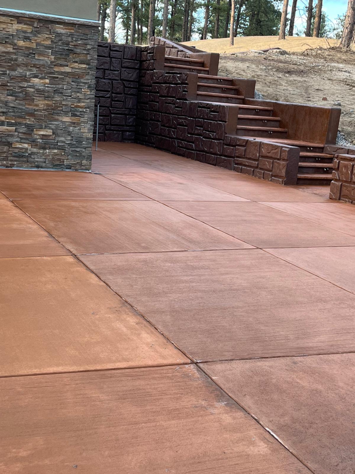 Colored patio and retaining-wall setting