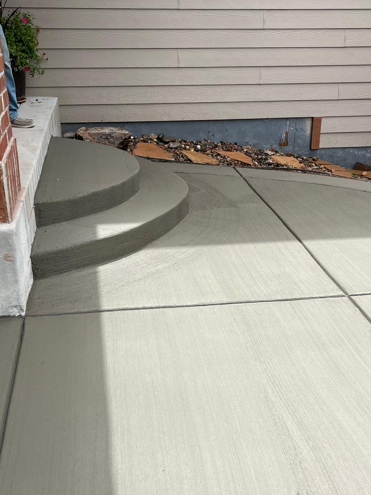 Rounded entry steps and walkway